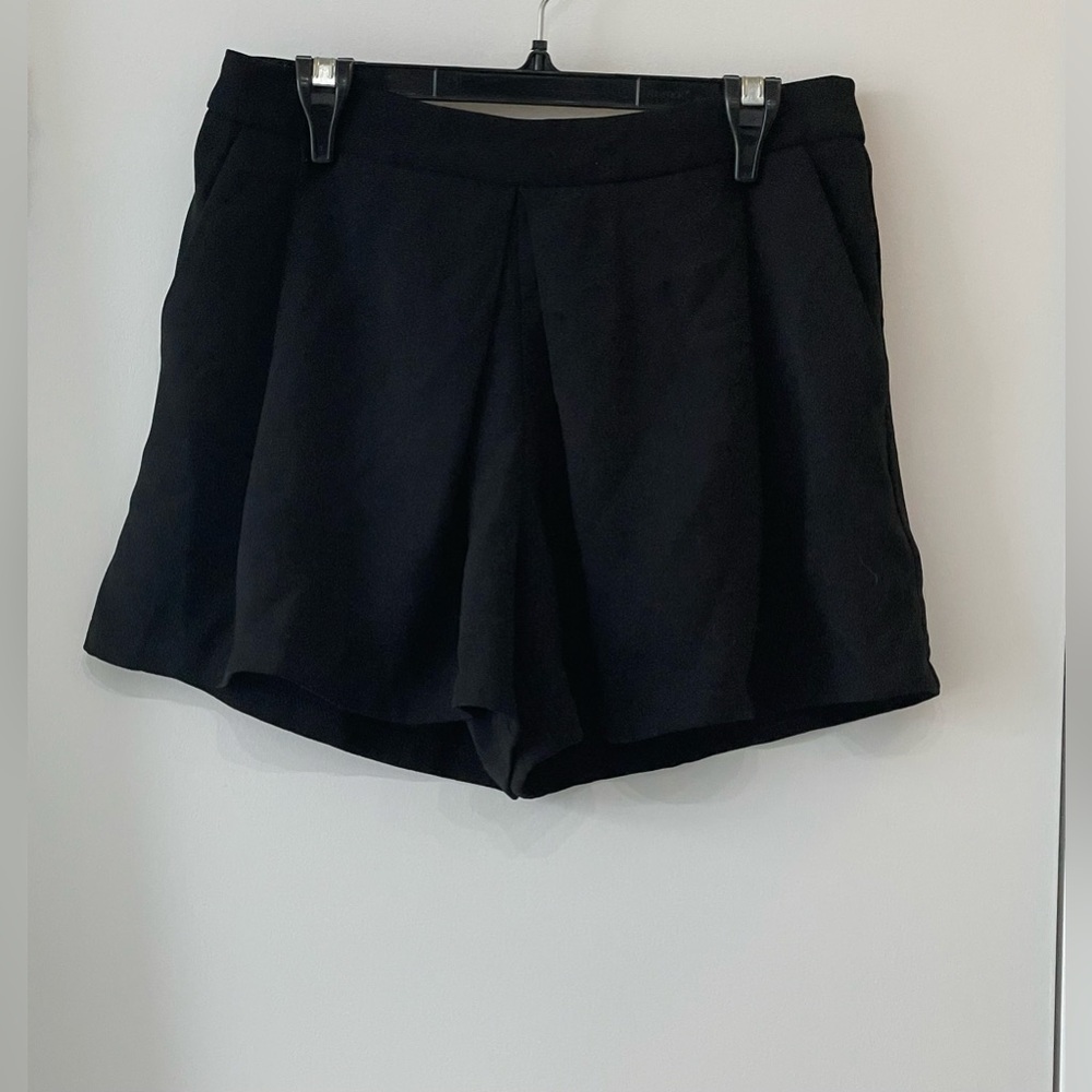 SLNGHR Black Pleated Shorts - Size M